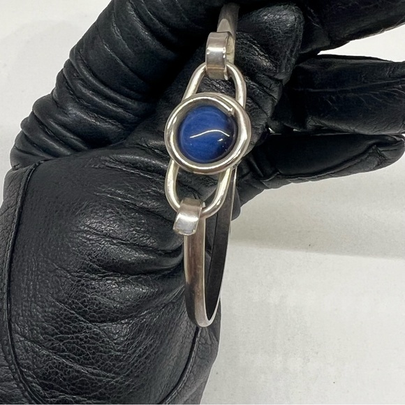 Vintage Silver Bangle Bracelet with enclosed Blue Stone Gemstone - Picture 2 of 6